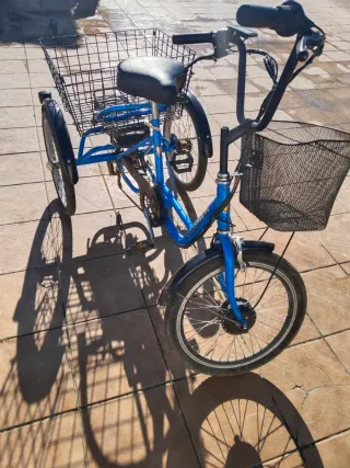 Triciclo adulto con batería con un año