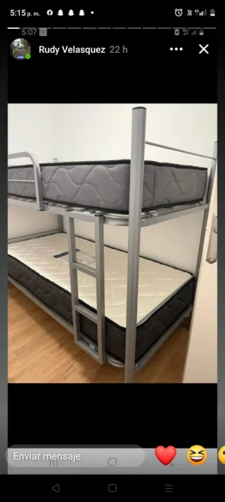 Armario canapés colchones cabezal mesa y sillas