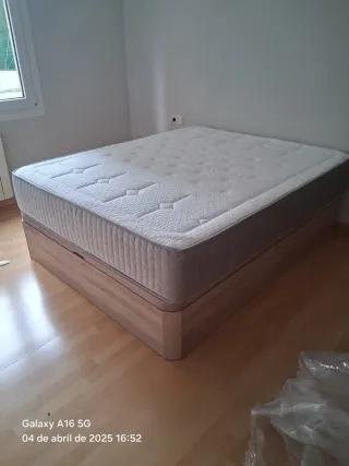 Armario canapés colchones cabezal mesa y sillas