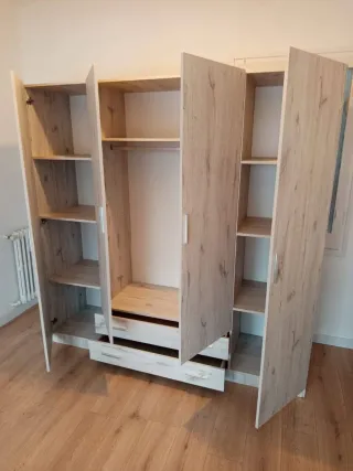 Armario canapés colchones cabezal mesa y sillas