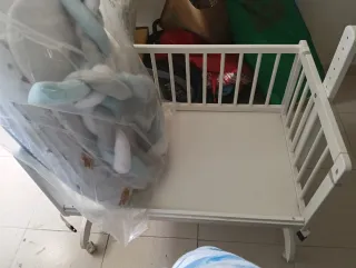 Minicuna blanca con ruedas