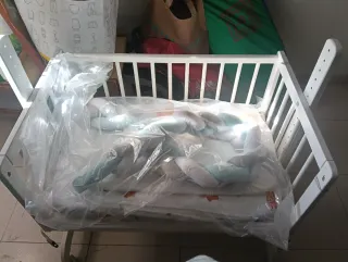 Minicuna blanca con ruedas