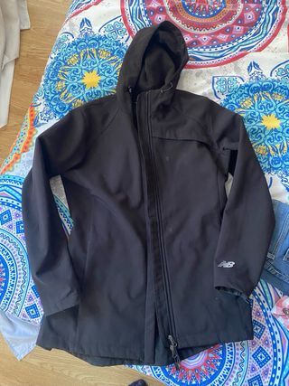 Chaqueta New Balance forrada negra
