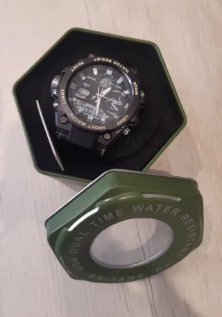 OF- 2 relojes deportivos militar Con caja. En mano