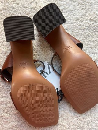 Sandalias tacón Zara piel marrón
