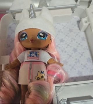 Muñeca LOL con maleta de viaje