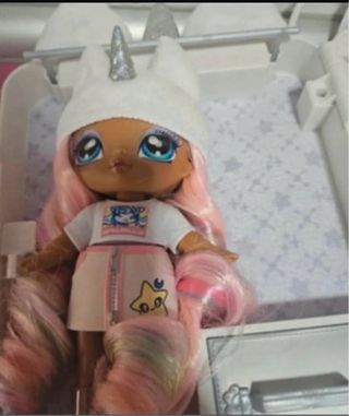 Muñeca LOL con maleta de viaje