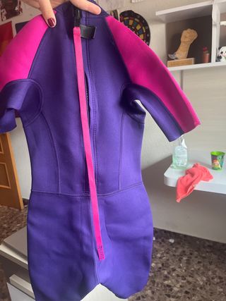 Traje de neopreno morado y fucsia
