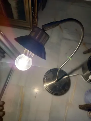 Lámpara de mesa flexible metal y plástico