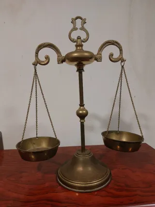 Balanza antigua de bronce