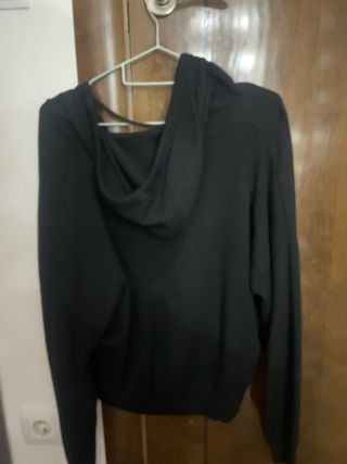 Chaqueta negra con cremallera