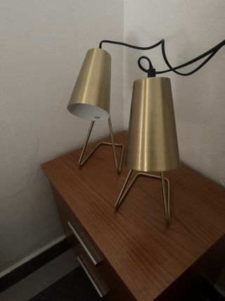 Lámparas de mesa doradas y blancas