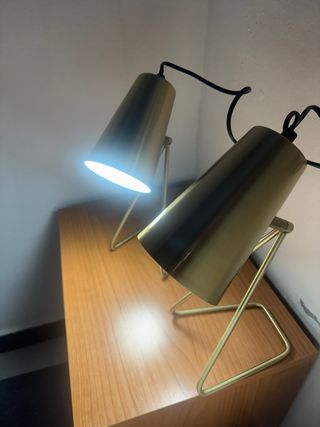 Lámparas de mesa doradas y blancas