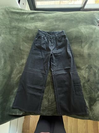 Pantalón ancho Bershka negro T.38-40