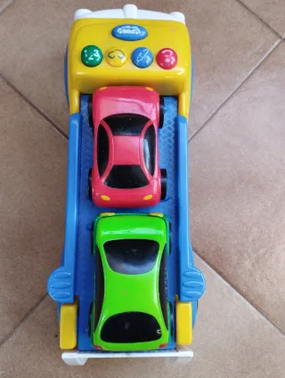 Camión transportador de coches de juguete