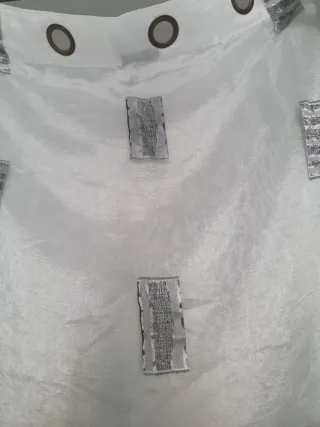 Cortinas plateadas y blancas