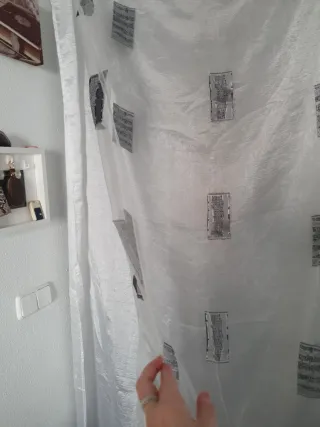 Cortinas plateadas y blancas