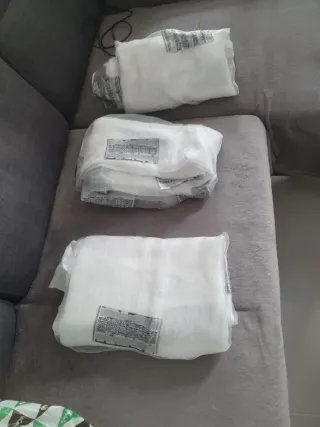 Cortinas plateadas y blancas