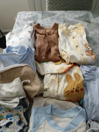 Lote Ropa Bebé: Pijamas y Baberos