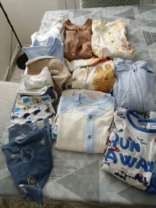 Lote Ropa Bebé: Pijamas y Baberos