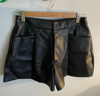 Pantalones cortos de cuero negro