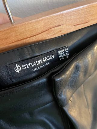 Pantalones cortos de cuero negro