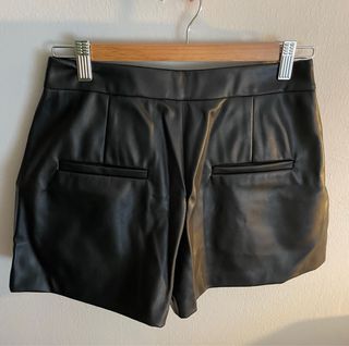 Pantalones cortos de cuero negro
