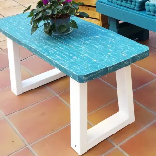 Mesa de madera azul turquesa y blanca.