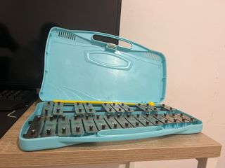 Xilófono infantil azul con baquetas