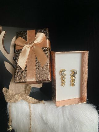 Pendientes dorados con diseño de luna