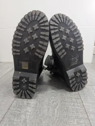 Botas negras con cordones y cremallera