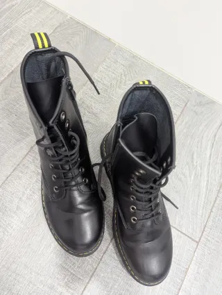 Botas negras con cordones y cremallera