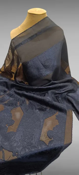 Chal azul marino bordado