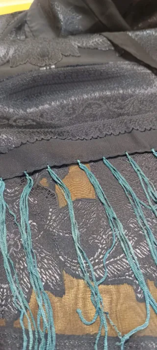 Chal azul marino bordado