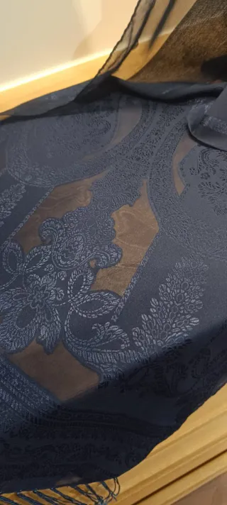 Chal azul marino bordado