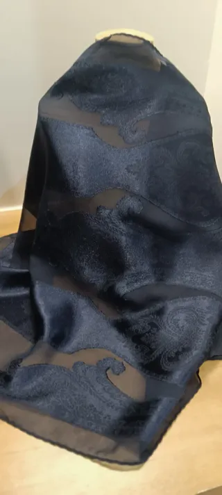 Chal azul marino bordado