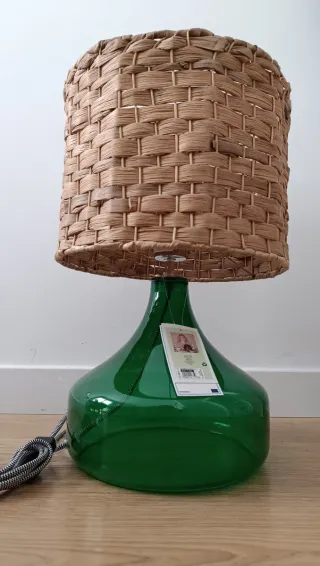 Lámpara de mesa verde y beige