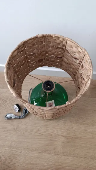 Lámpara de mesa verde y beige