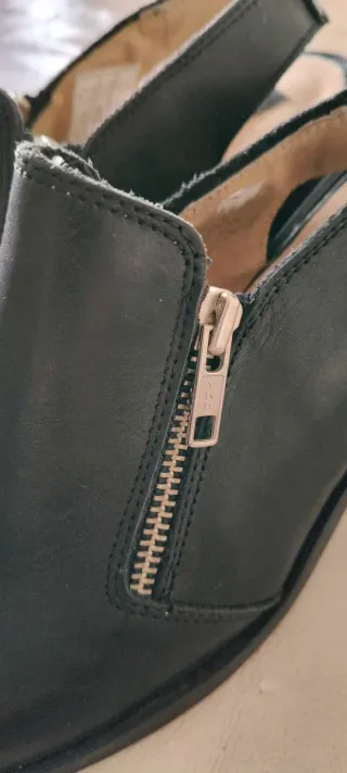 Zapatos de cuero negro con cremallera