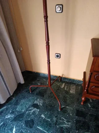 Perchero de pie antiguo