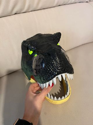 Cabeza de dinosaurio de juguete