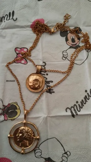 Collar con monedas clásicas