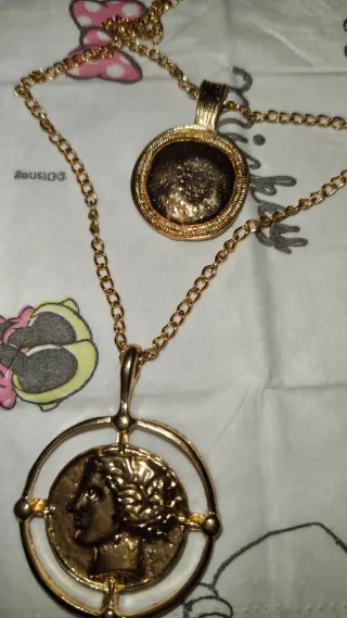 Collar con monedas clásicas