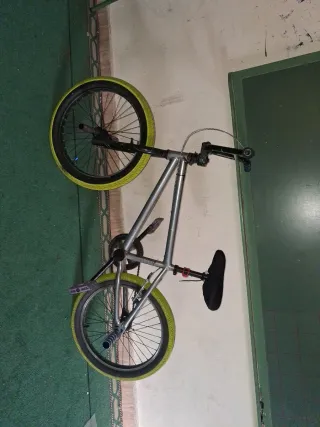 Bicicleta BMX plateada