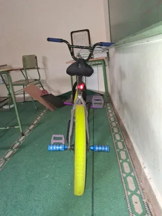 Bicicleta BMX plateada