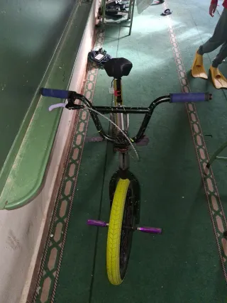 Bicicleta BMX plateada
