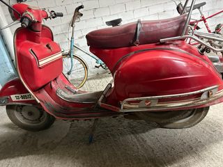 Vespa 175 Roja