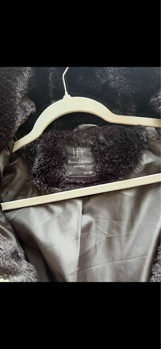 Abrigo de pelo negro