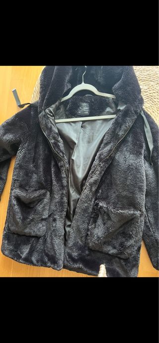 Abrigo de pelo negro