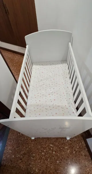 Cuna y carrito de bebé casi nuevos